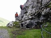 42 Fulvio e Mauri decidono di scalara il roccione di fronte ala baita